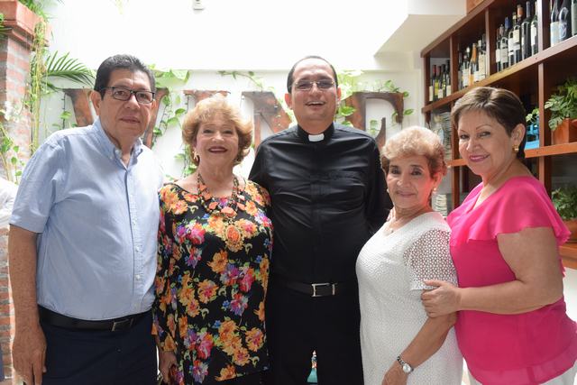 Benito Cerquera, Sandra Edilia Tovar, padre Ricardo Aníbal Perdomo, Clemencia Ramírez y Martha de Cerquera.